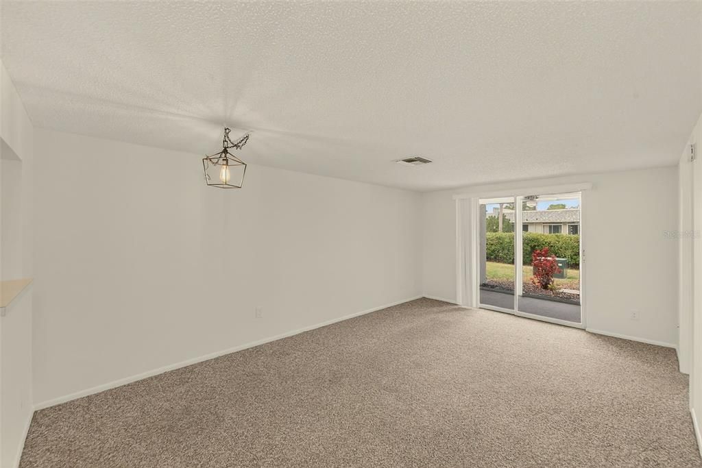 For Sale: $109,000 (2 beds, 1 baths, 827 Square Feet)