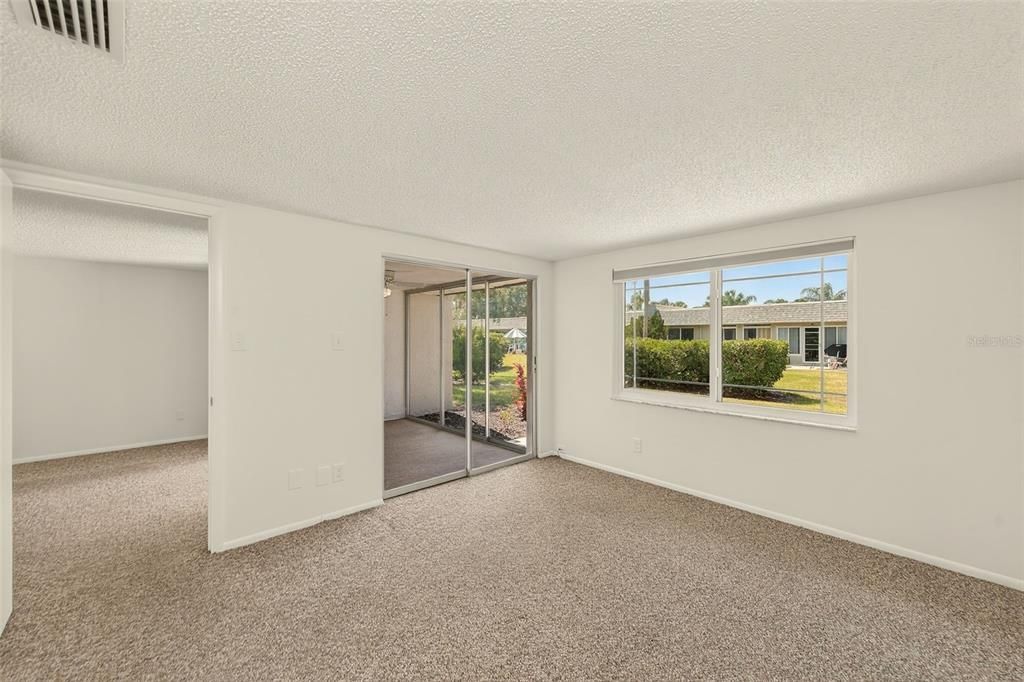 For Sale: $109,000 (2 beds, 1 baths, 827 Square Feet)