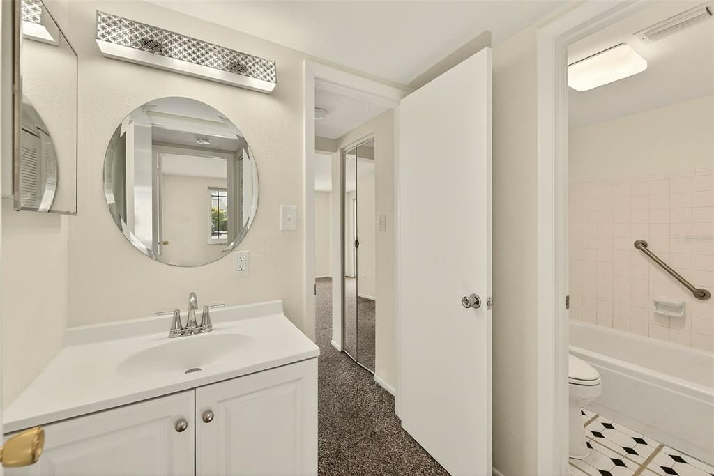 For Sale: $109,000 (2 beds, 1 baths, 827 Square Feet)