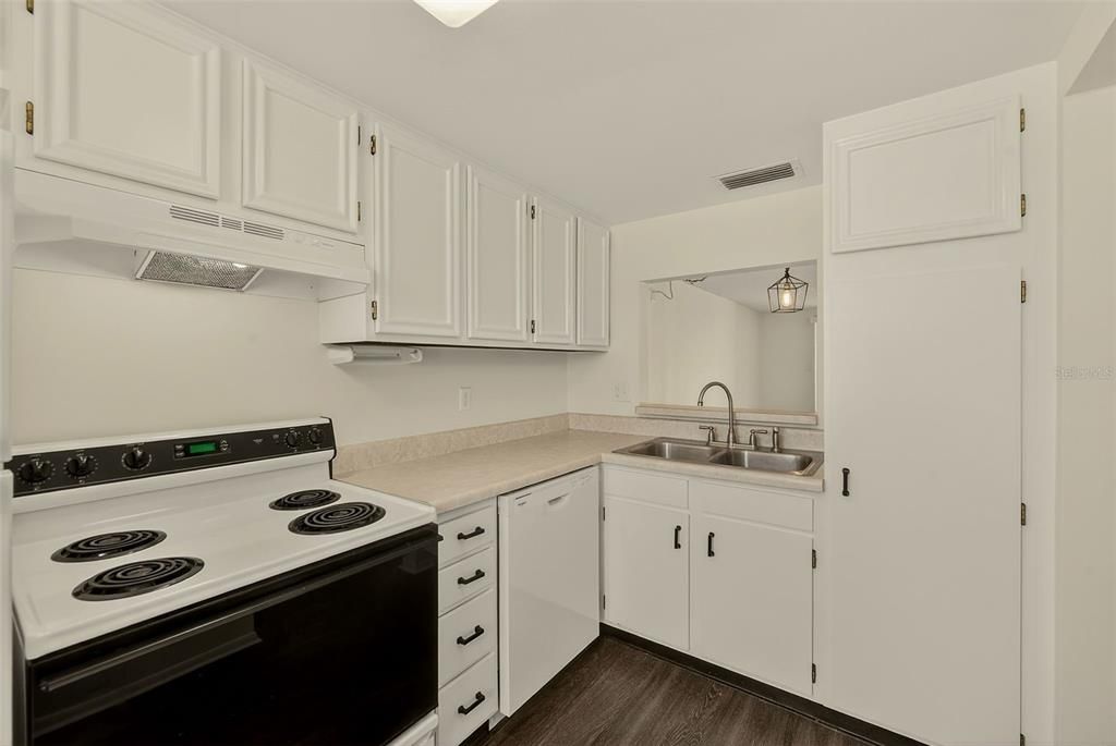 For Sale: $109,000 (2 beds, 1 baths, 827 Square Feet)