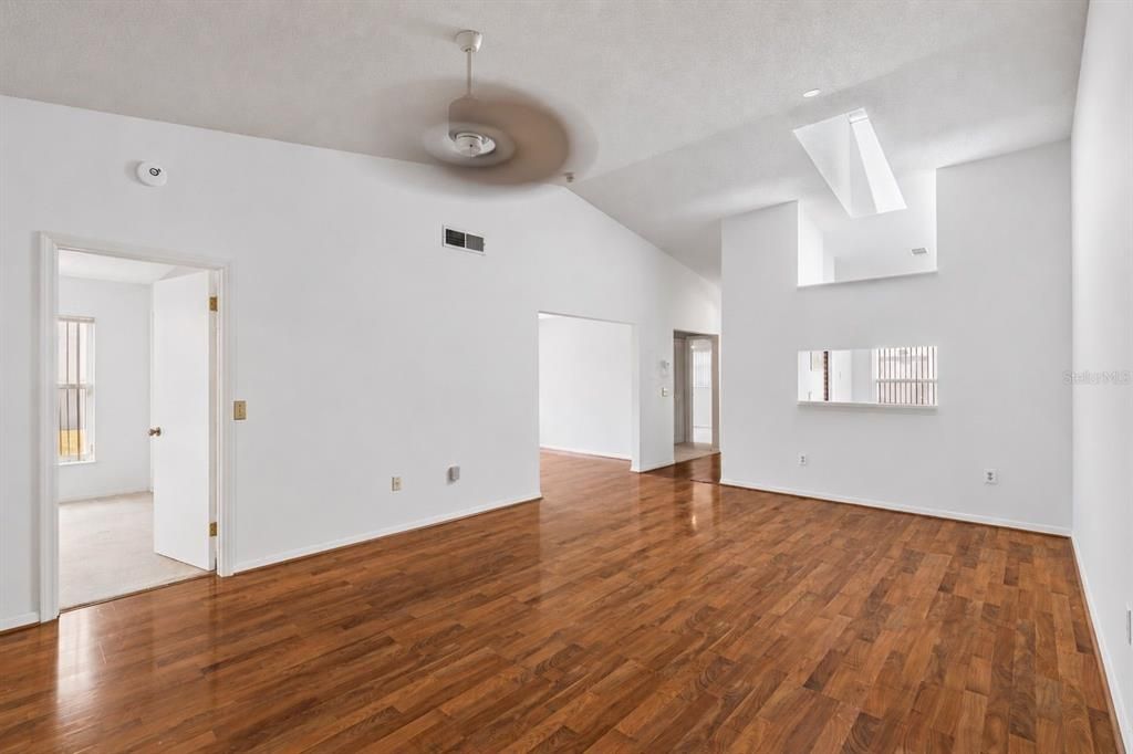 Active With Contract: $142,000 (2 beds, 2 baths, 1189 Square Feet)