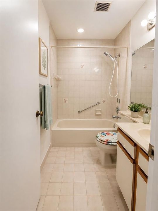 Active With Contract: $142,000 (2 beds, 2 baths, 1189 Square Feet)