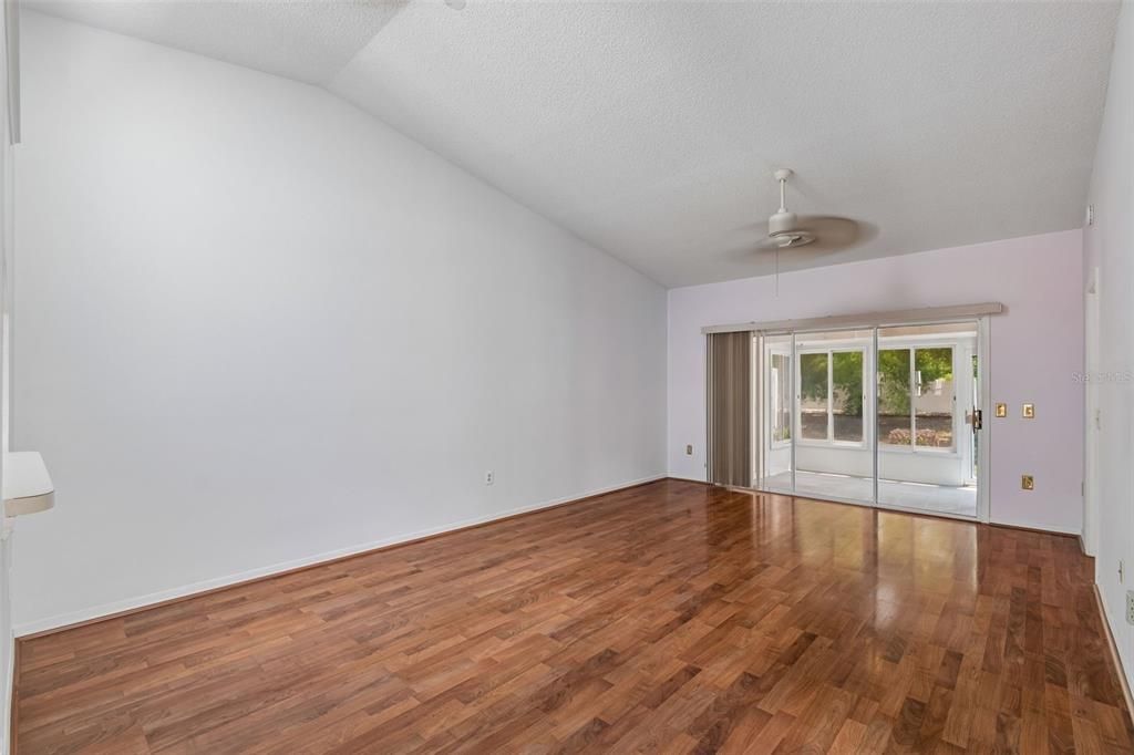 Active With Contract: $142,000 (2 beds, 2 baths, 1189 Square Feet)