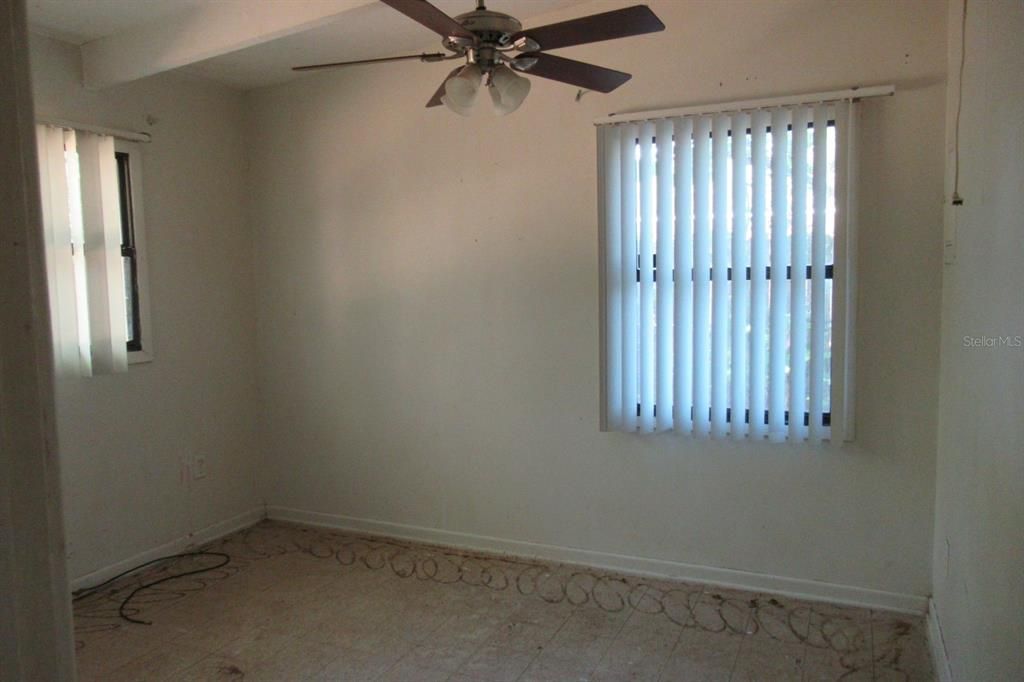 Active With Contract: $112,500 (2 beds, 1 baths, 900 Square Feet)