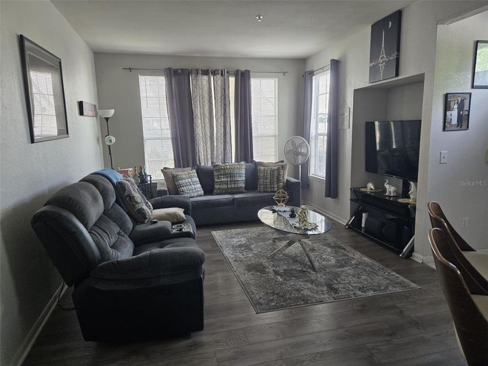 For Rent: $1,450 (1 beds, 1 baths, 776 Square Feet)