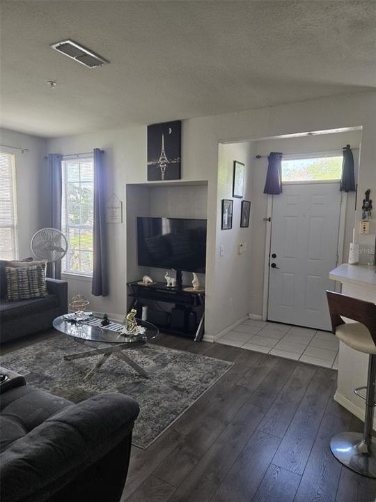For Rent: $1,450 (1 beds, 1 baths, 776 Square Feet)