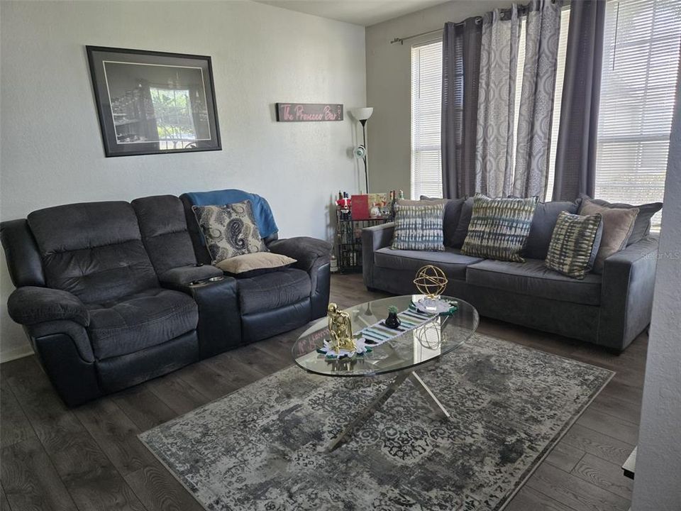 For Rent: $1,450 (1 beds, 1 baths, 776 Square Feet)