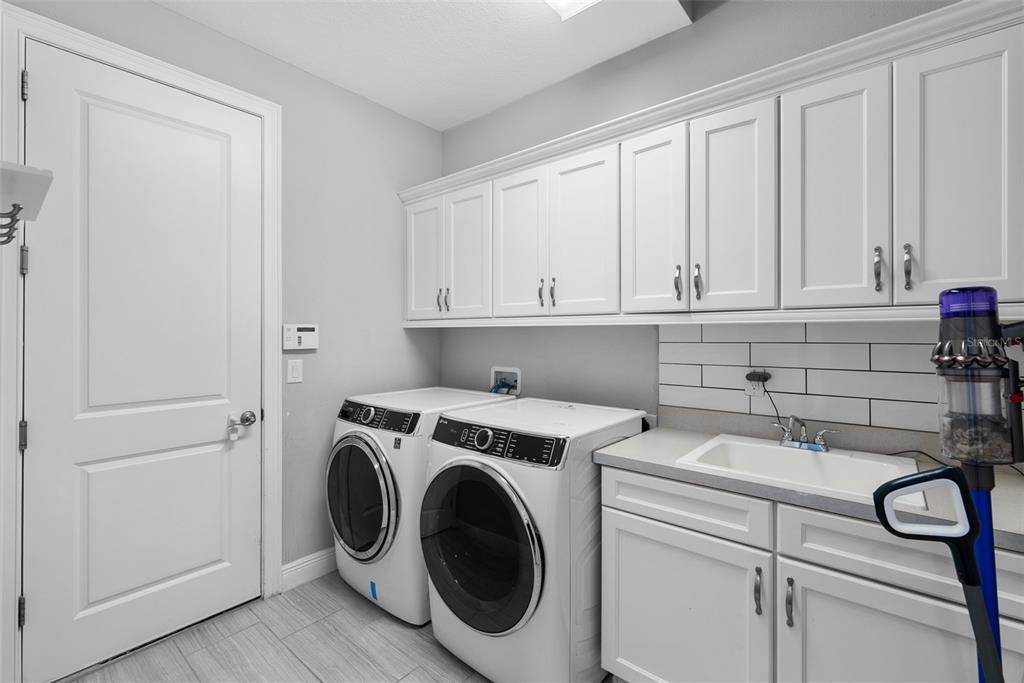 Activo con contrato: $825,000 (4 camas, 3 baños, 2641 Pies cuadrados)