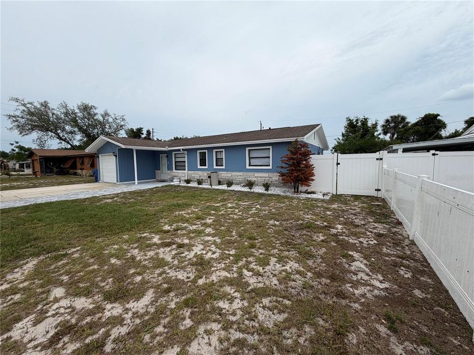 For Rent: $2,100 (4 beds, 2 baths, 1216 Square Feet)