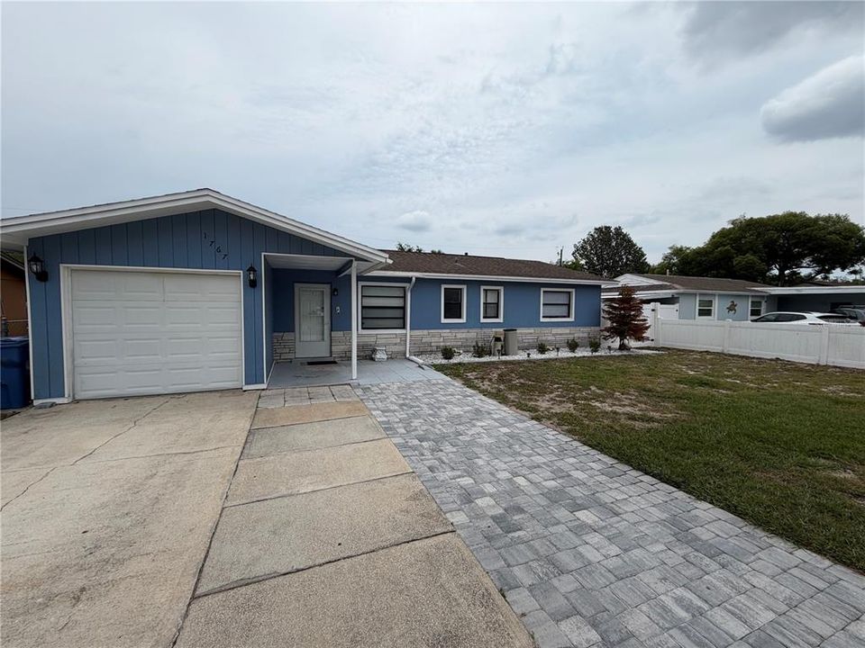 For Rent: $2,100 (4 beds, 2 baths, 1216 Square Feet)