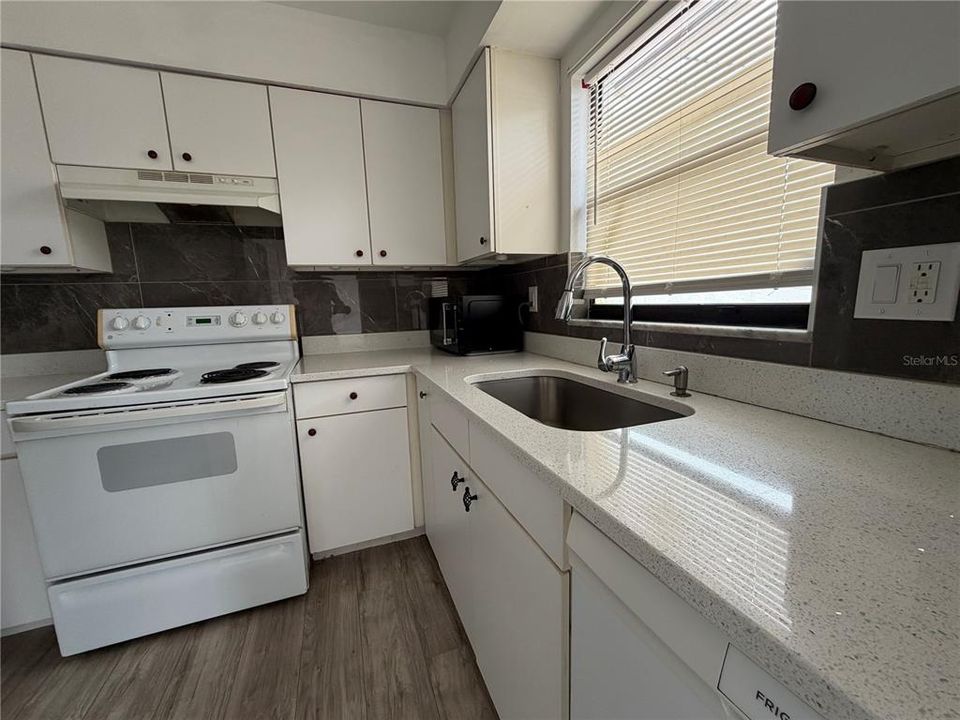 For Rent: $2,100 (4 beds, 2 baths, 1216 Square Feet)