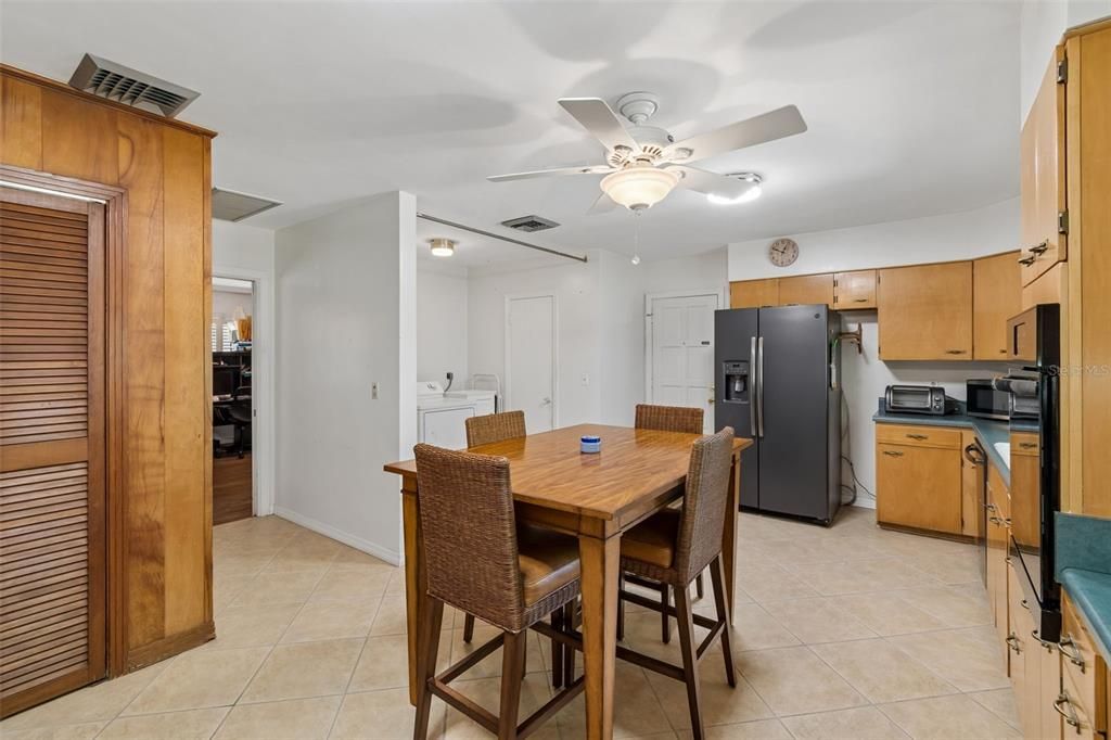 Под контрактом: $359,900 (3 спален, 2 ванн, 2647 Квадратных фут)