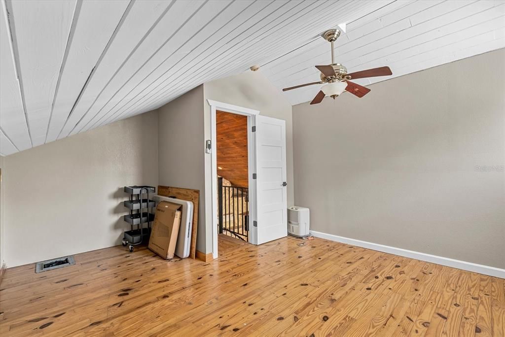 Activo con contrato: $830,000 (4 camas, 2 baños, 2710 Pies cuadrados)