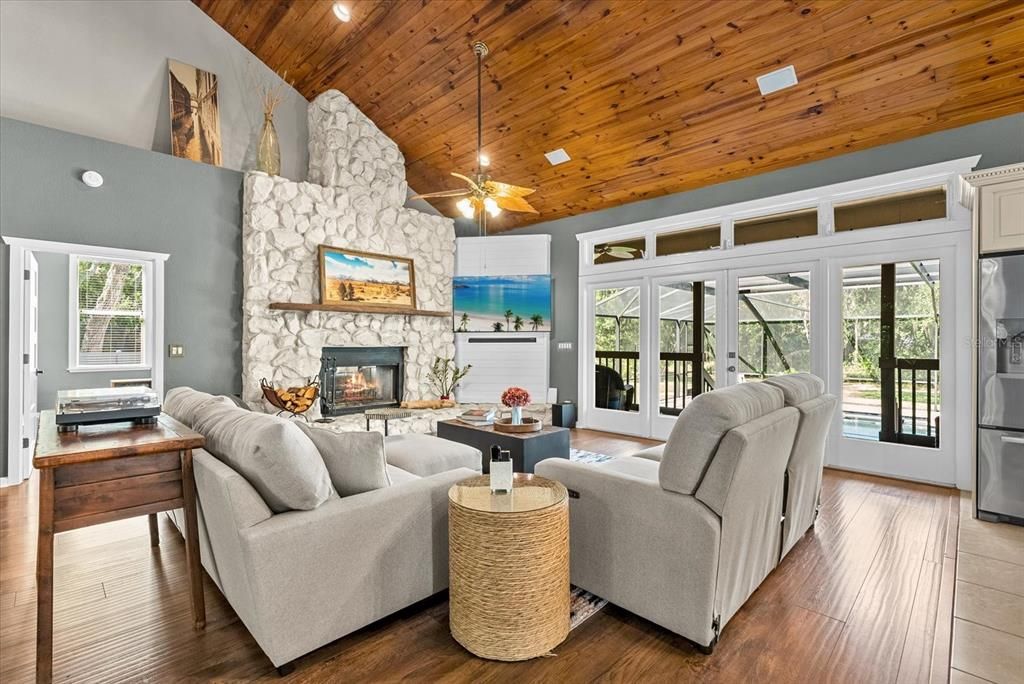Activo con contrato: $830,000 (4 camas, 2 baños, 2710 Pies cuadrados)