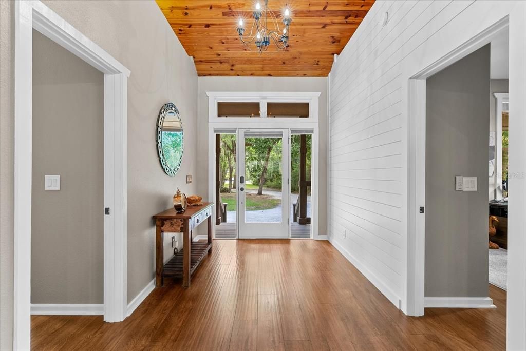 Activo con contrato: $830,000 (4 camas, 2 baños, 2710 Pies cuadrados)