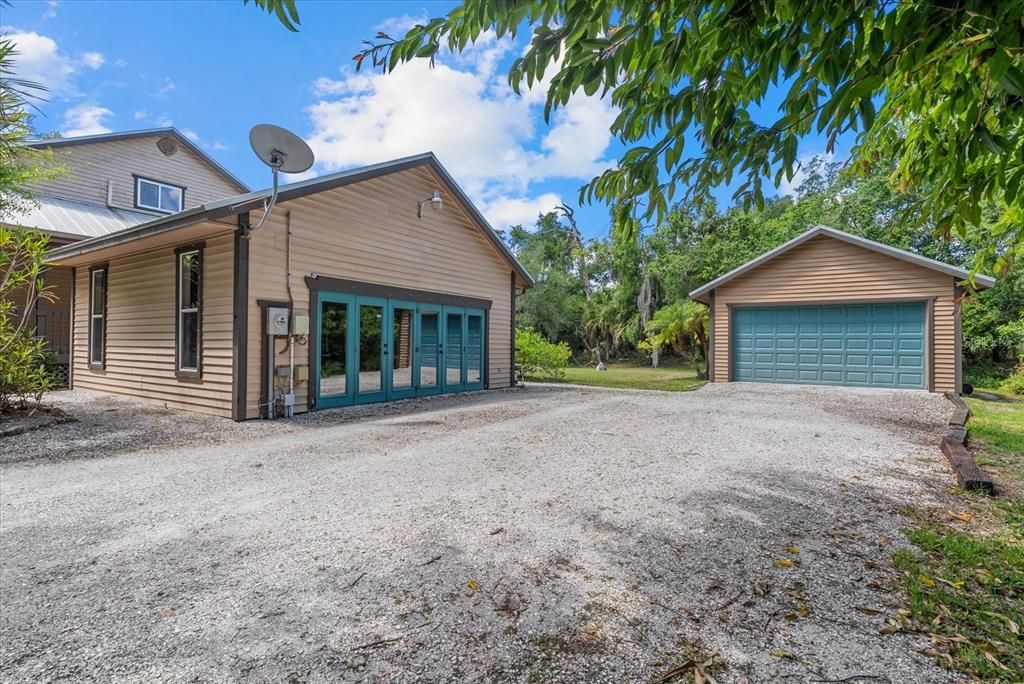 Activo con contrato: $830,000 (4 camas, 2 baños, 2710 Pies cuadrados)