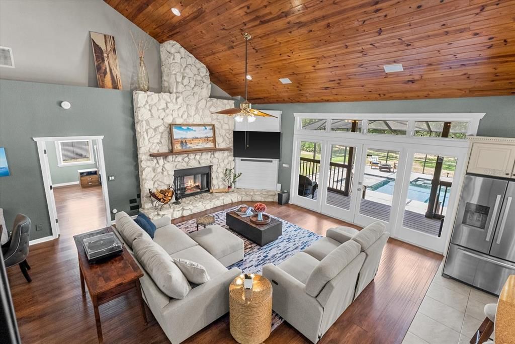Activo con contrato: $830,000 (4 camas, 2 baños, 2710 Pies cuadrados)