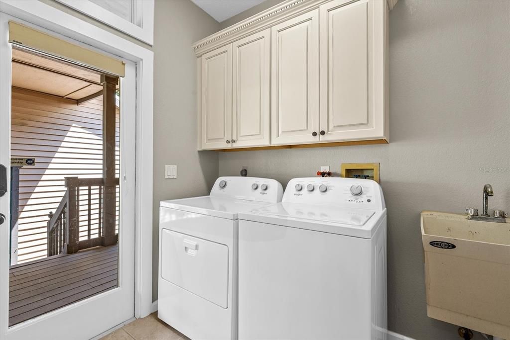 Activo con contrato: $830,000 (4 camas, 2 baños, 2710 Pies cuadrados)