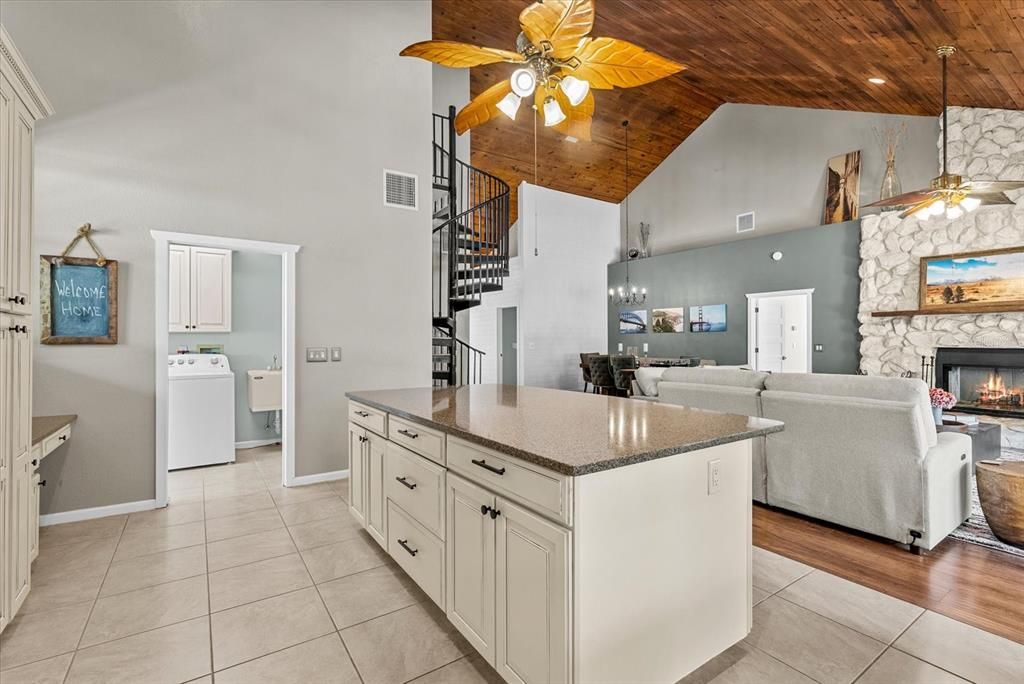Activo con contrato: $830,000 (4 camas, 2 baños, 2710 Pies cuadrados)