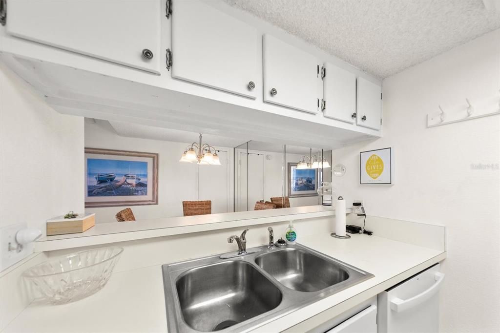 For Sale: $369,000 (1 beds, 1 baths, 755 Square Feet)
