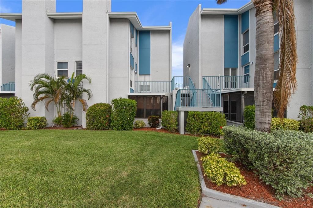 For Sale: $369,000 (1 beds, 1 baths, 755 Square Feet)