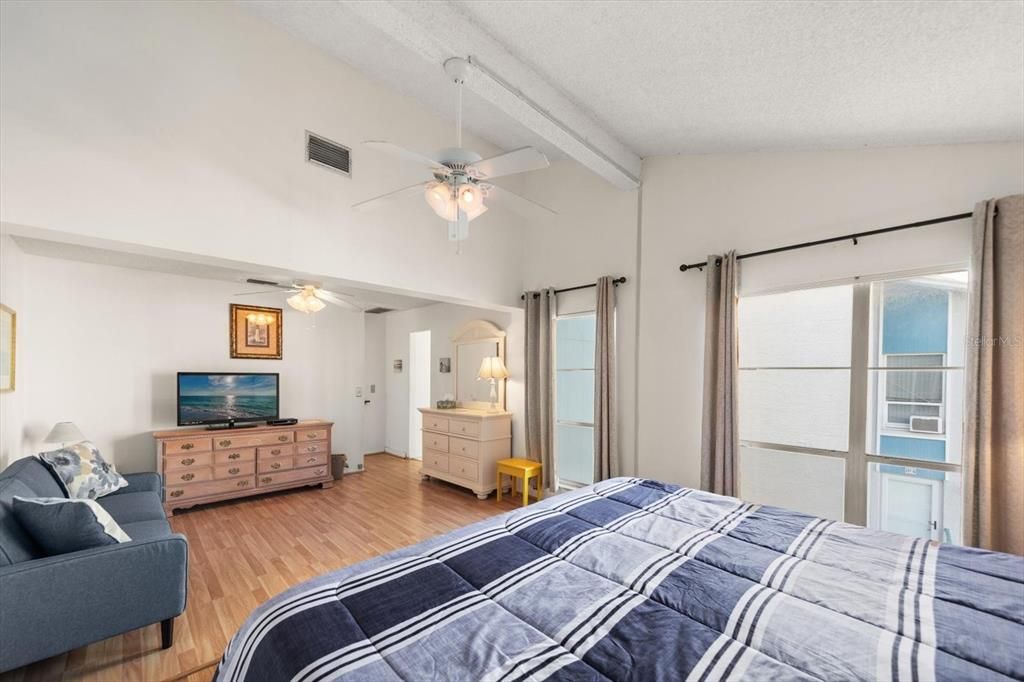 For Sale: $369,000 (1 beds, 1 baths, 755 Square Feet)