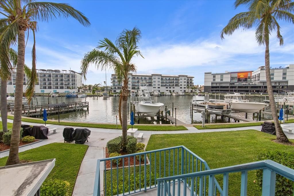For Sale: $369,000 (1 beds, 1 baths, 755 Square Feet)