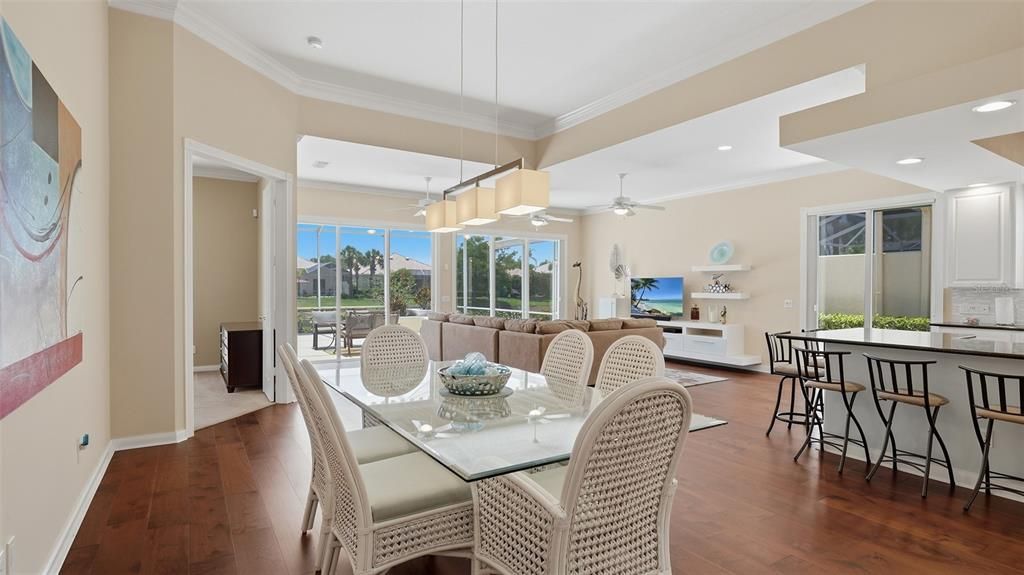 Под контрактом: $599,999 (3 спален, 3 ванн, 2201 Квадратных фут)