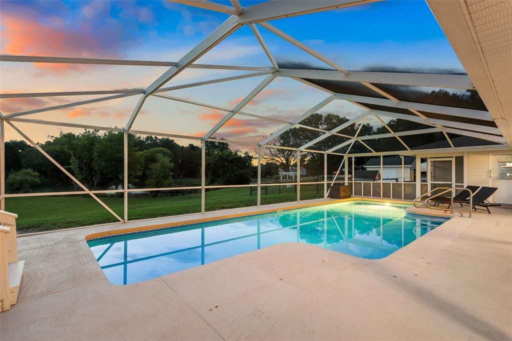 Active With Contract: $900,000 (7 beds, 4 baths, 4042 Square Feet)
