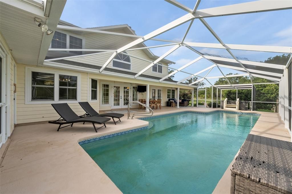 Active With Contract: $900,000 (7 beds, 4 baths, 4042 Square Feet)