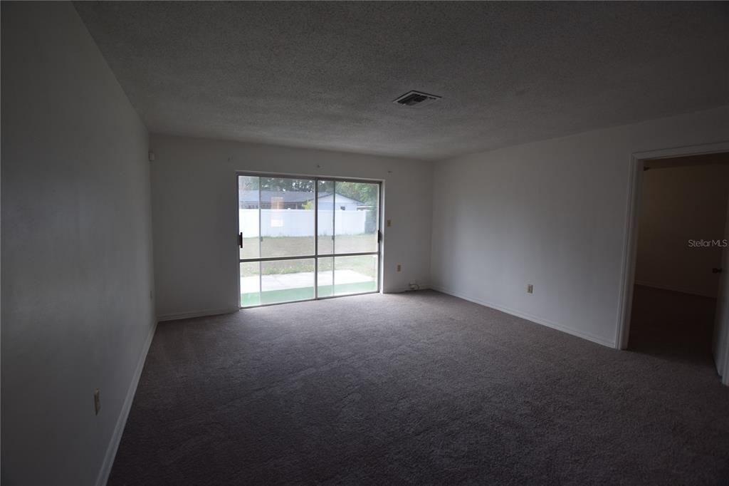 Activo con contrato: $295,000 (3 camas, 2 baños, 1268 Pies cuadrados)