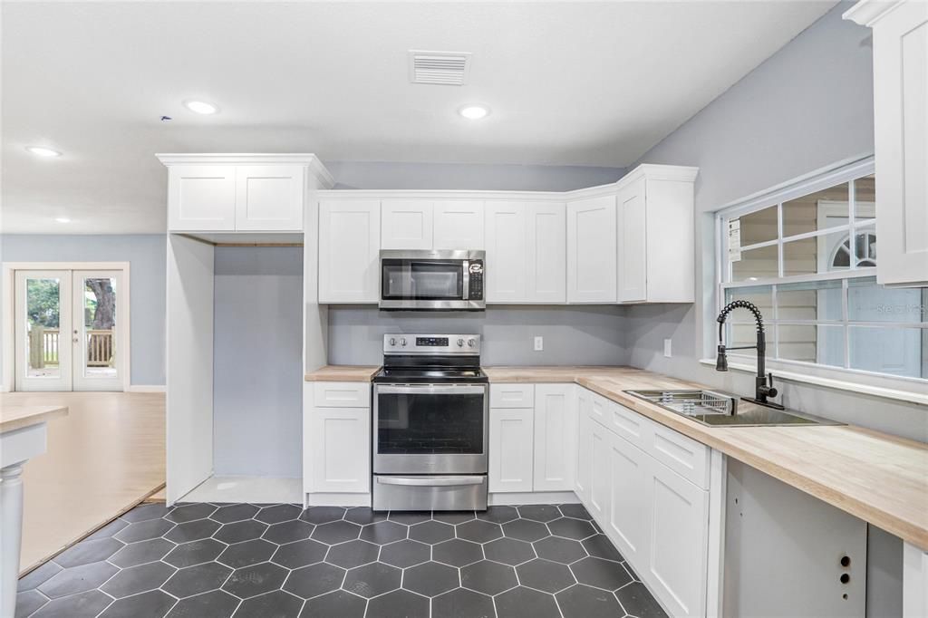 For Sale: $230,000 (3 beds, 2 baths, 1652 Square Feet)