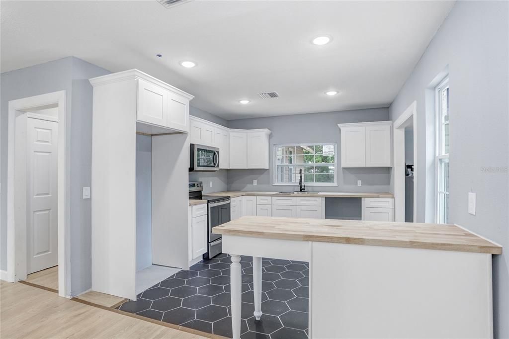 For Sale: $230,000 (3 beds, 2 baths, 1652 Square Feet)