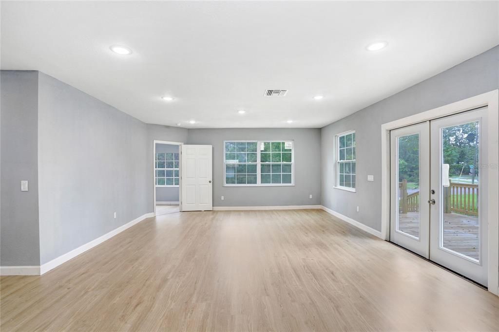 For Sale: $230,000 (3 beds, 2 baths, 1652 Square Feet)