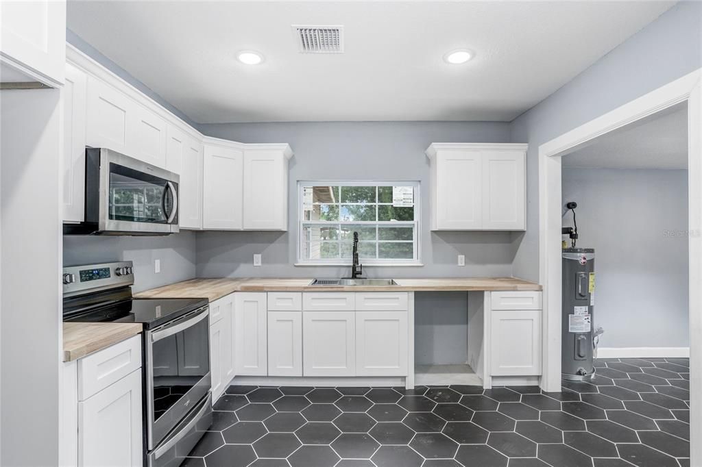 For Sale: $230,000 (3 beds, 2 baths, 1652 Square Feet)