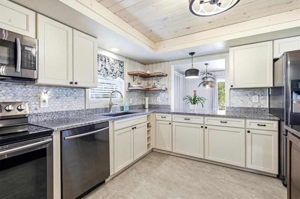 На продажу: $359,900 (3 спален, 2 ванн, 1737 Квадратных фут)