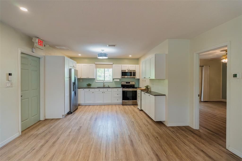 Active With Contract: $399,000 (5 beds, 0 baths, 2641 Square Feet)