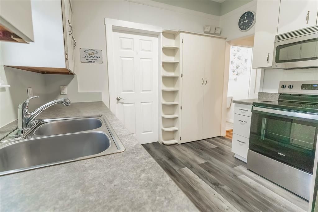 Active With Contract: $399,000 (5 beds, 0 baths, 2641 Square Feet)