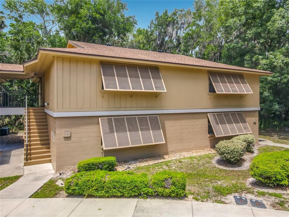 For Sale: $149,900 (2 beds, 2 baths, 897 Square Feet)