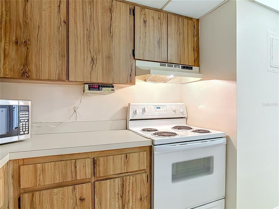 For Sale: $149,900 (2 beds, 2 baths, 897 Square Feet)