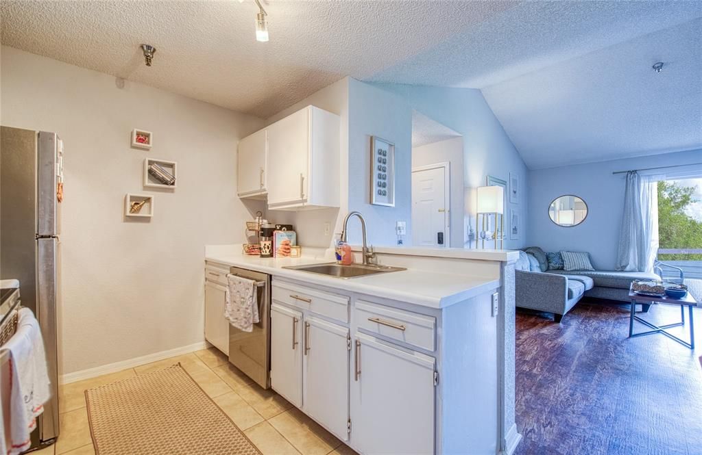 For Sale: $130,000 (1 beds, 1 baths, 729 Square Feet)