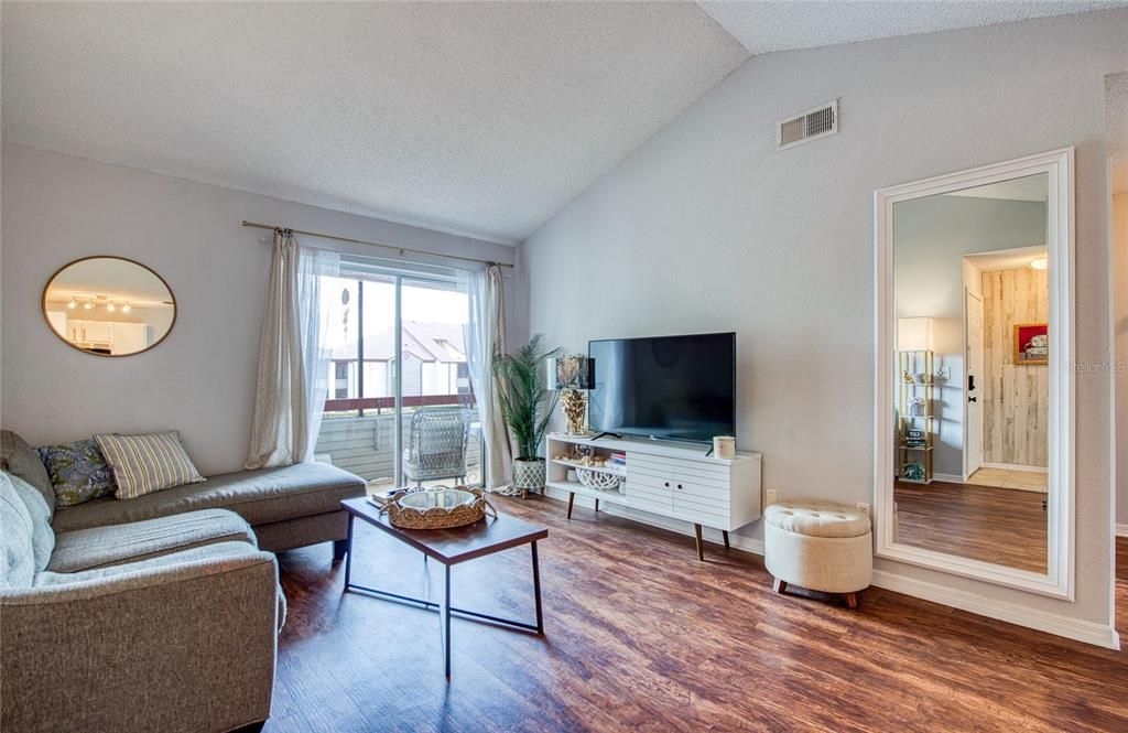 For Sale: $130,000 (1 beds, 1 baths, 729 Square Feet)