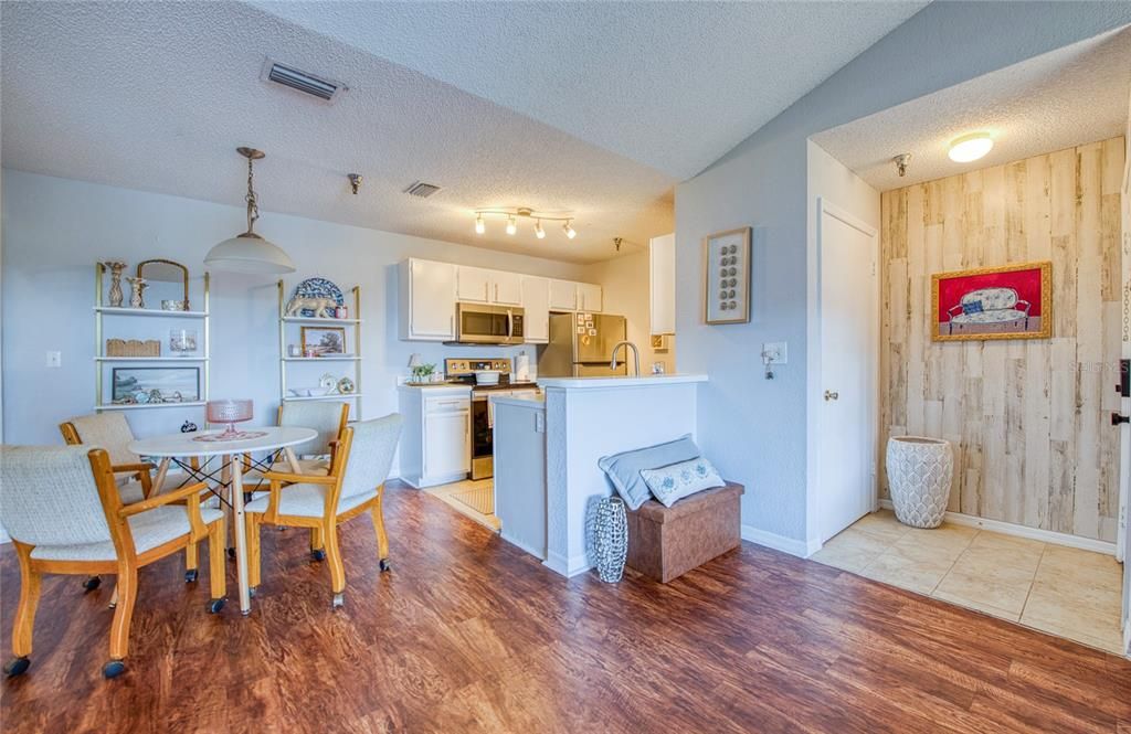 For Sale: $130,000 (1 beds, 1 baths, 729 Square Feet)