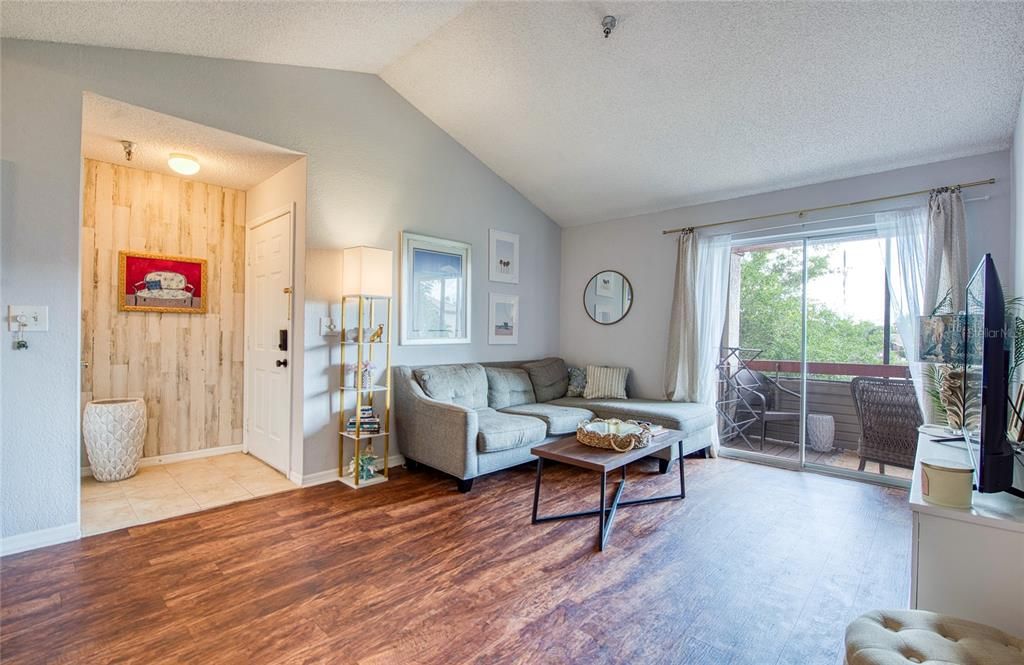 For Sale: $130,000 (1 beds, 1 baths, 729 Square Feet)