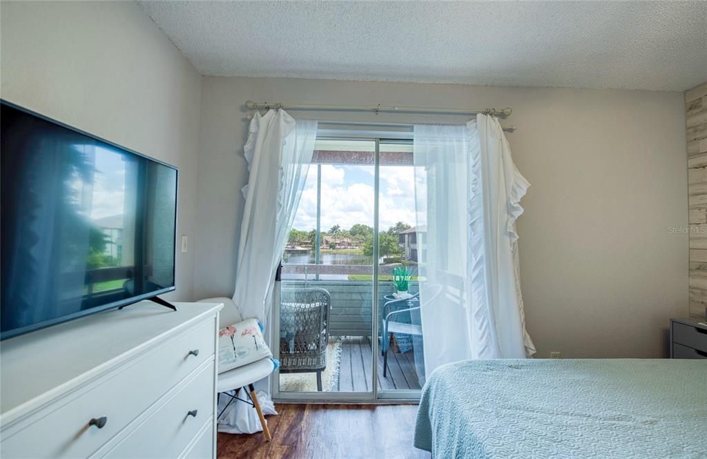 For Sale: $130,000 (1 beds, 1 baths, 729 Square Feet)