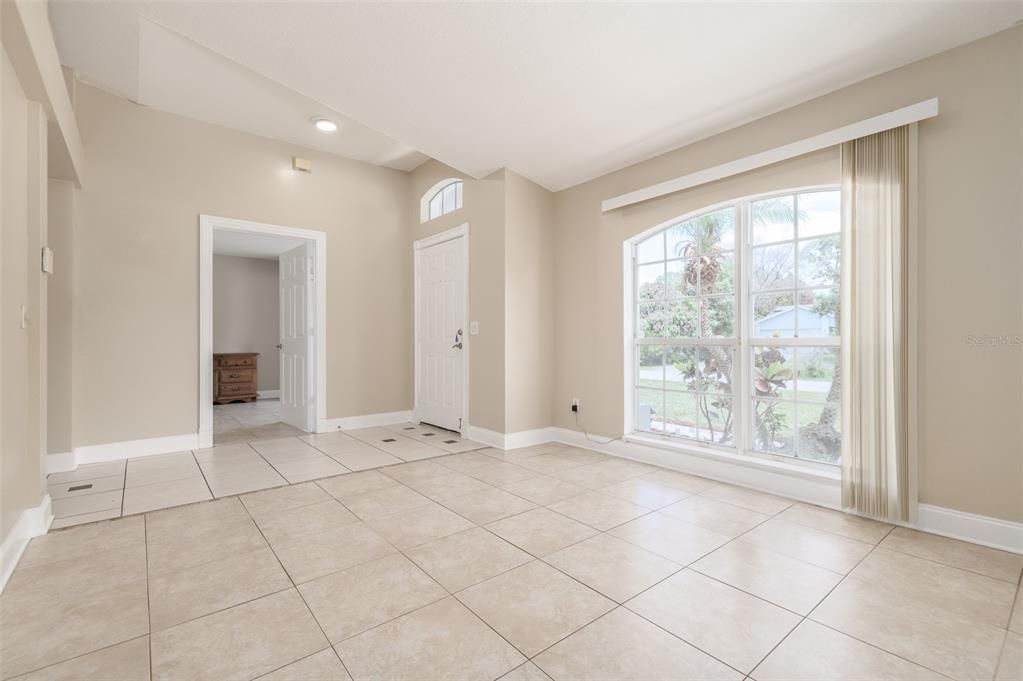 Activo con contrato: $375,000 (4 camas, 2 baños, 1814 Pies cuadrados)