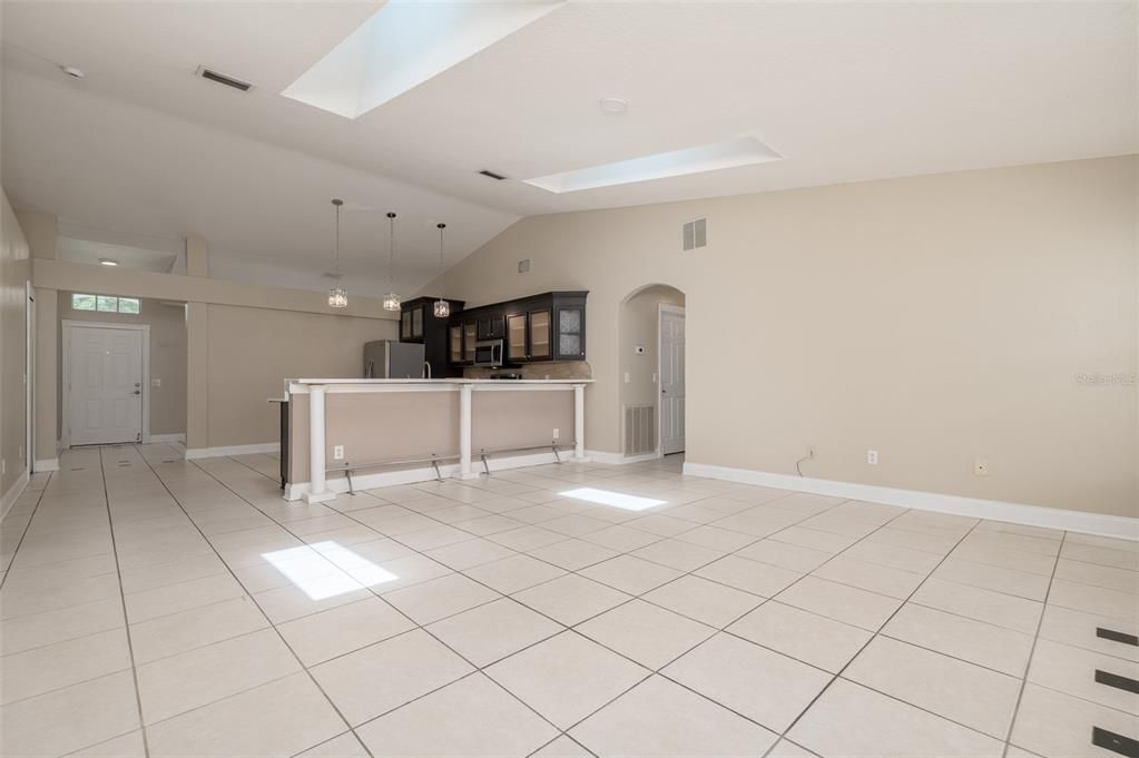 Activo con contrato: $375,000 (4 camas, 2 baños, 1814 Pies cuadrados)