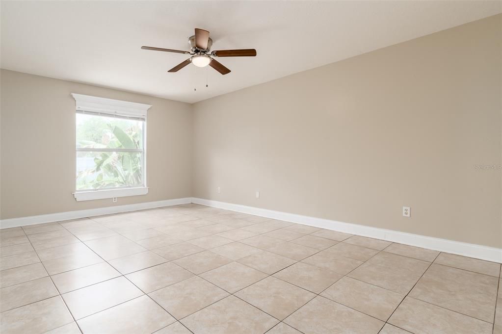 Activo con contrato: $375,000 (4 camas, 2 baños, 1814 Pies cuadrados)