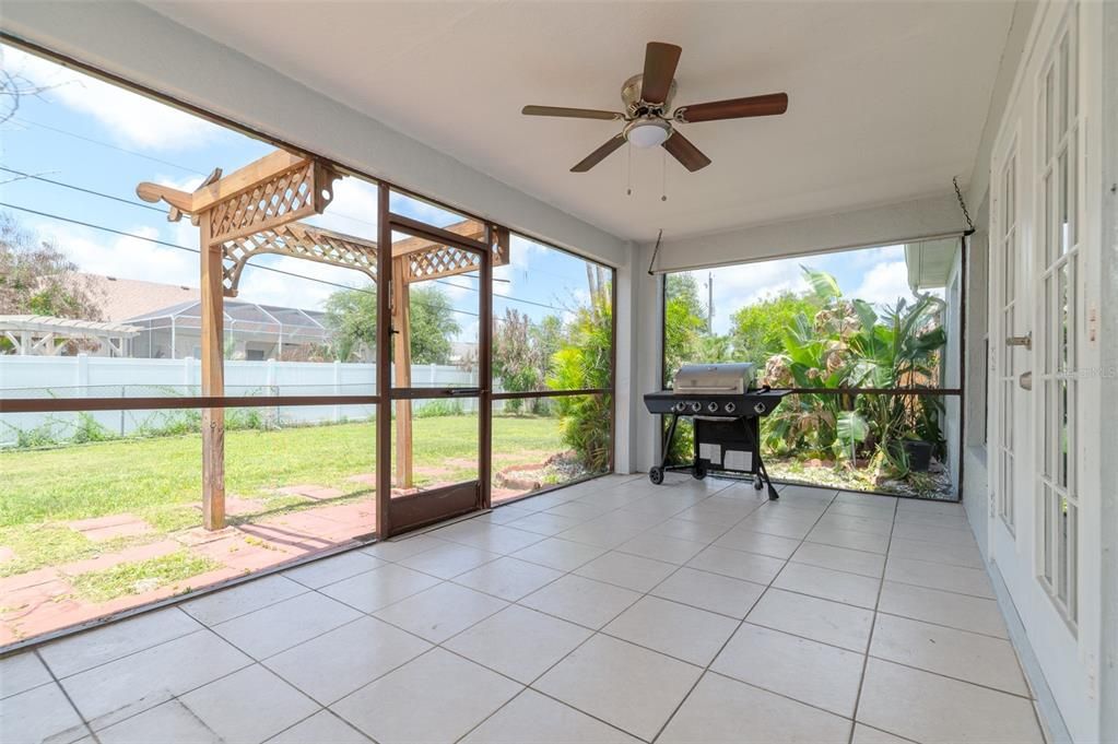 Activo con contrato: $375,000 (4 camas, 2 baños, 1814 Pies cuadrados)