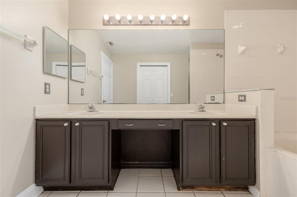 Activo con contrato: $375,000 (4 camas, 2 baños, 1814 Pies cuadrados)